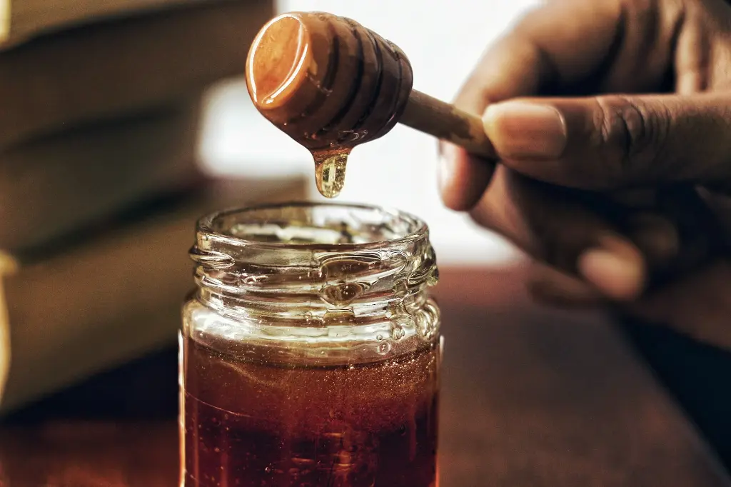 unsplash_yQzrDgU-KAI_Honey.webp